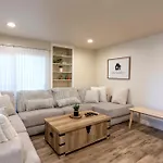 Cozy Central 2Bdr - Entertainment, Sports, Restaurants And More!