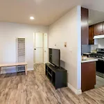 Cozy Central 2Bdr - Entertainment, Sports, Restaurants And More!