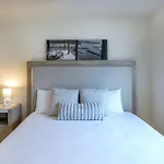 Cozy Central 2Bdr - Entertainment, Sports, Restaurants And More!