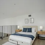 Chic Urban Retreat In Heart Of La, 2 Bedroom And 1 Loft