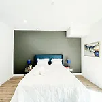 Elegant 4-Bedroom Family Home - Oak2 - Lad