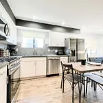 Elegant 4-Bedroom Family Home - Oak2 - Lad