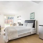 Charming One Bed One Bath Privet Studio