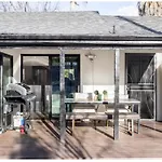 Charming One Bed One Bath Privet Studio