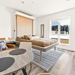 Modern Hollywood Studio, Pool Parking Gym