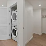 Bright Studio On Sunset Blvd, Free Parking, Gym, And Pool