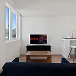 Bright Studio On Sunset Blvd, Free Parking, Gym, And Pool
