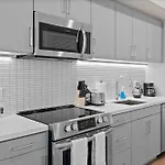 Bright Studio On Sunset Blvd, Free Parking, Gym, And Pool