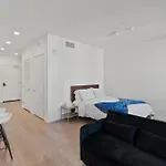 Bright Studio On Sunset Blvd, Free Parking, Gym, And Pool