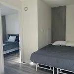 Modern Hollywood Walk Of Fame Apts- Free Parking, 360 Rooftop, Pool, Gym- Centrally Located