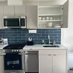 Modern Hollywood Walk Of Fame Apts- Free Parking, 360 Rooftop, Pool, Gym- Centrally Located
