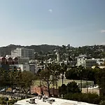 Modern Hollywood Walk Of Fame Apts- Free Parking, 360 Rooftop, Pool, Gym- Centrally Located