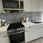 Modern Hollywood Walk Of Fame Apts- Free Parking, 360 Rooftop, Pool, Gym- Centrally Located