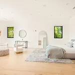 Luxurious Retreat - Modern House With Pool