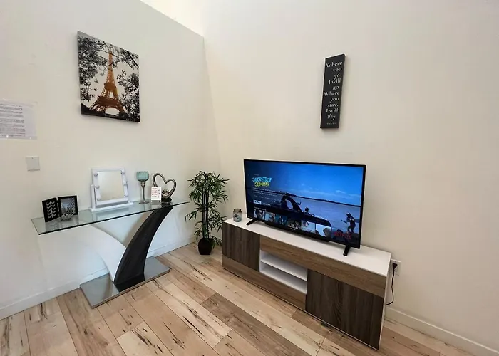 Modern One-Bed Loft In Hollywood Sign View & Free Parking