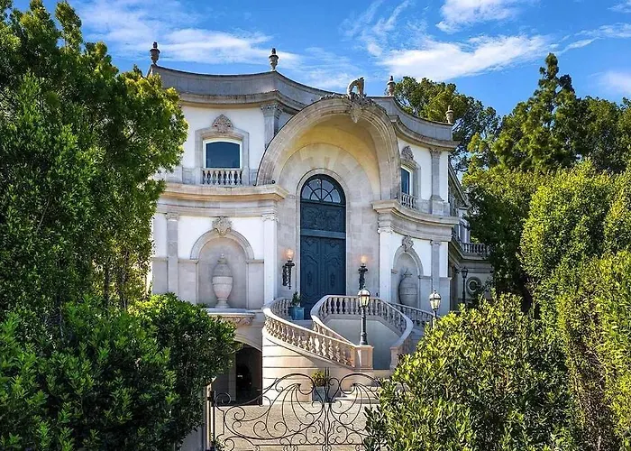 Sophisticated Estate In Beverly Hills