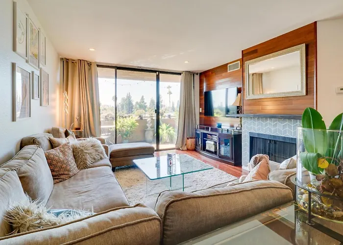 Granada Hills Condo With Community Pool And Workspace