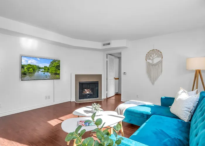 Cozy 2 Bedroom & 2 Bathrooms Apartment By Beverly Hills With Free Parking