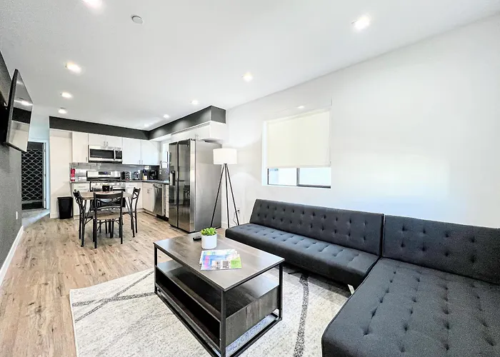 Elegant 4-Bedroom Family Home - Oak2 - Lad