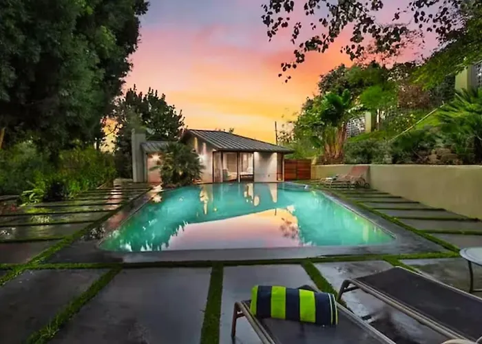 Cozy Oasis In Oakley With Basketball Court Pool