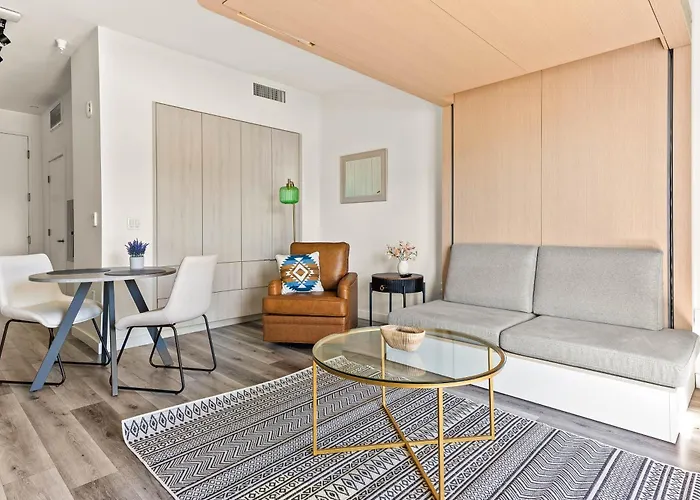 Modern Hollywood Studio, Pool Parking Gym