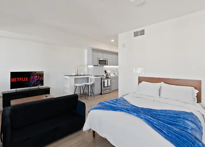 Bright Studio On Sunset Blvd, Free Parking, Gym, And Pool