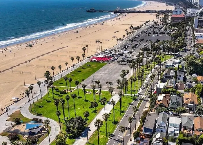Stylish 2Bdr & 2Bth - 15 Mins Walk To The Beach!