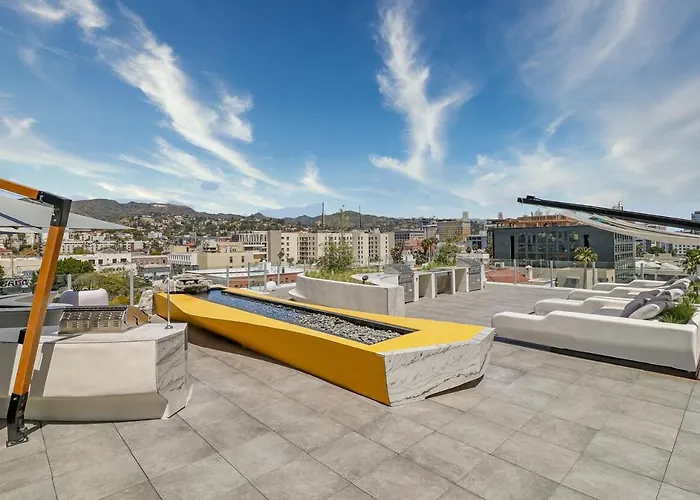 Modern Hollywood Walk Of Fame Apts- Free Parking, 360 Rooftop, Pool, Gym- Centrally Located