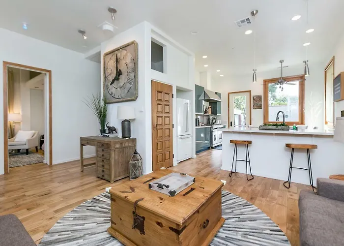 Stunning 2-Bedroom Home Near Downtown Culver