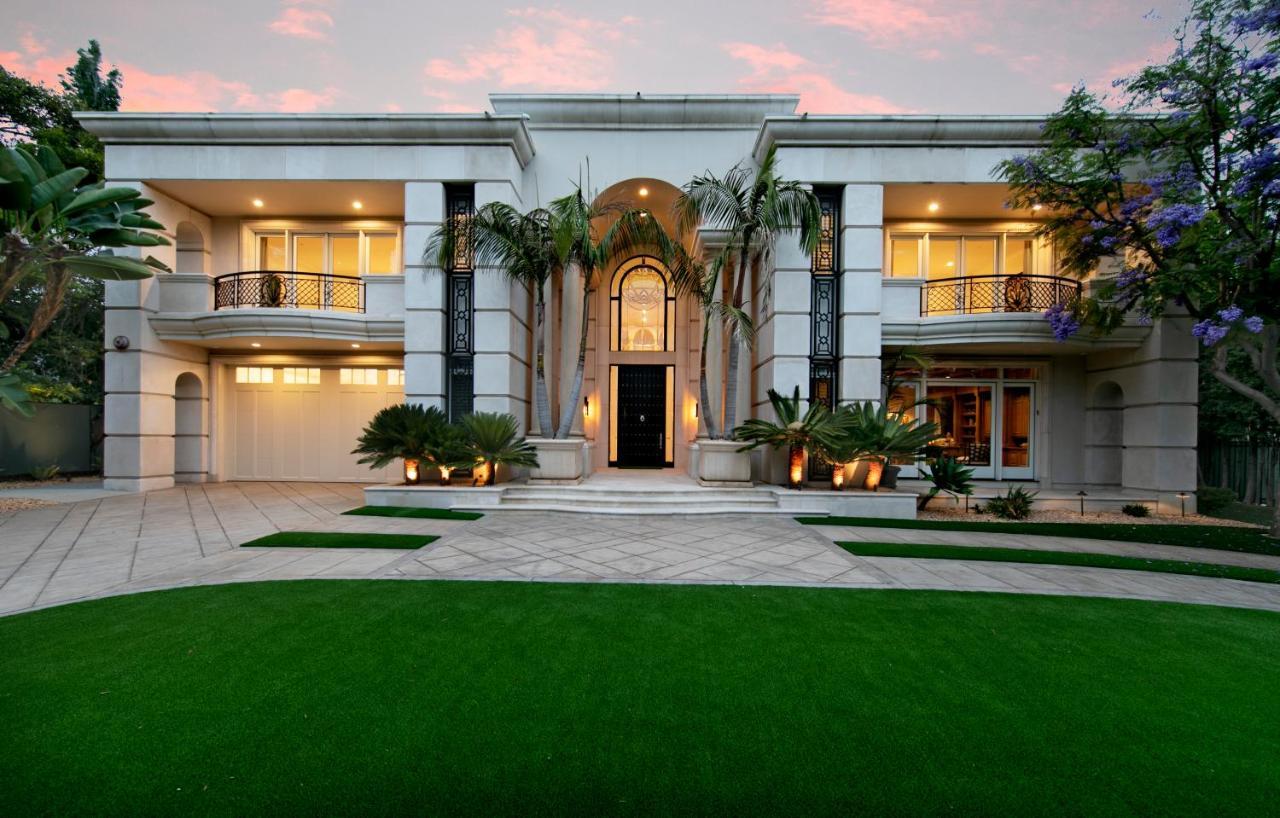 Sophisticated Grand Mansion In Prime Beverly Hills