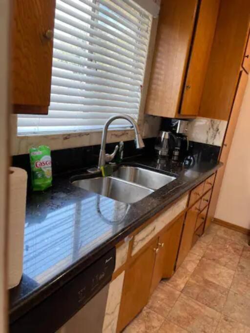 Spacious Two Bedroom In Santa Monica Apartment *