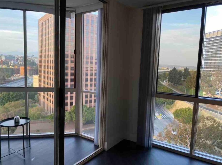 Apartment Downtown La ! 2 Bedrooms Modern Unit In Tower *