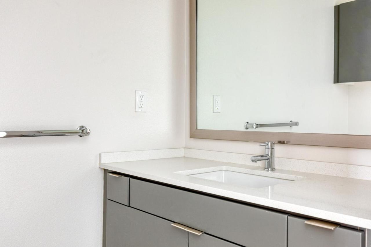 Melrose 2br W Gym Pool Nr Walk Of Fame Lax-723 *
