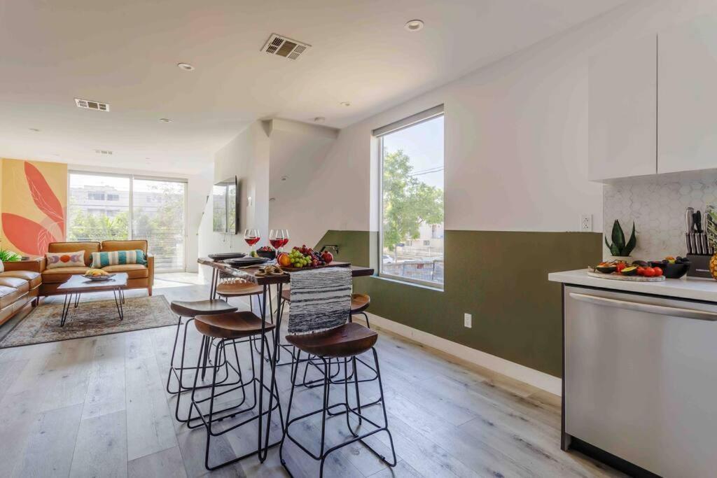 Apartment Hollywood Art House With Bright Sunlight Los Angeles