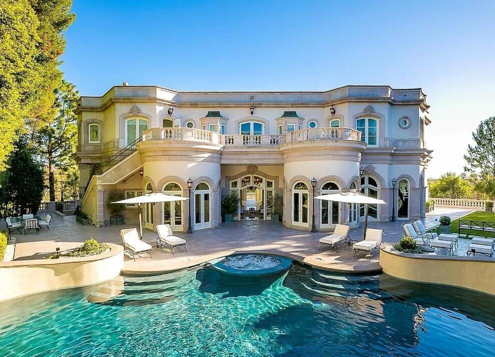 Sophisticated Estate In Beverly Hills Villa