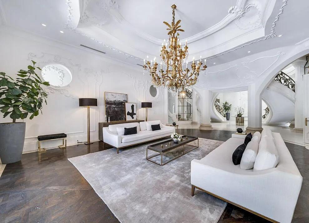 Sophisticated Estate In Beverly Hills