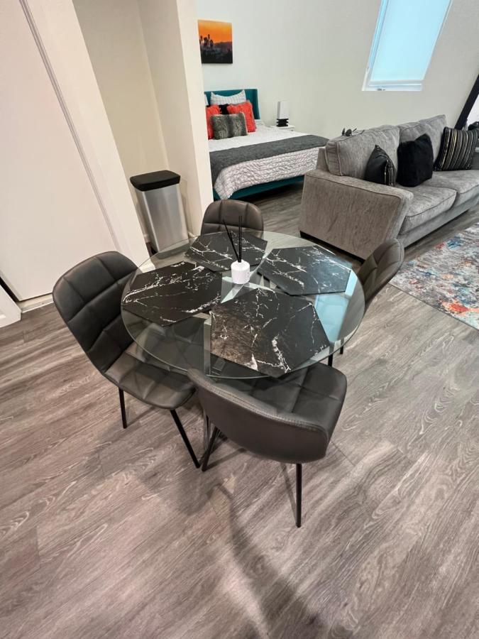 Acomodação com café da manhã  Luxury Downtown Penthouse With Skyline Views *