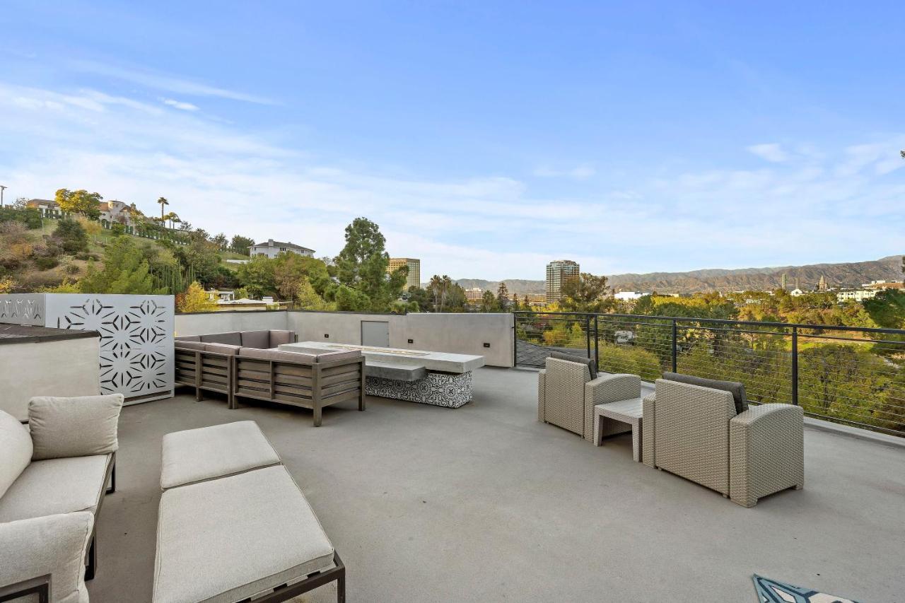 Luxury Hilltop Retreat: Private With Multi-level Rooftop, Infinity Pool, Jacuzzi, Outdoor Kitchen, Outdoor Movie Screen
