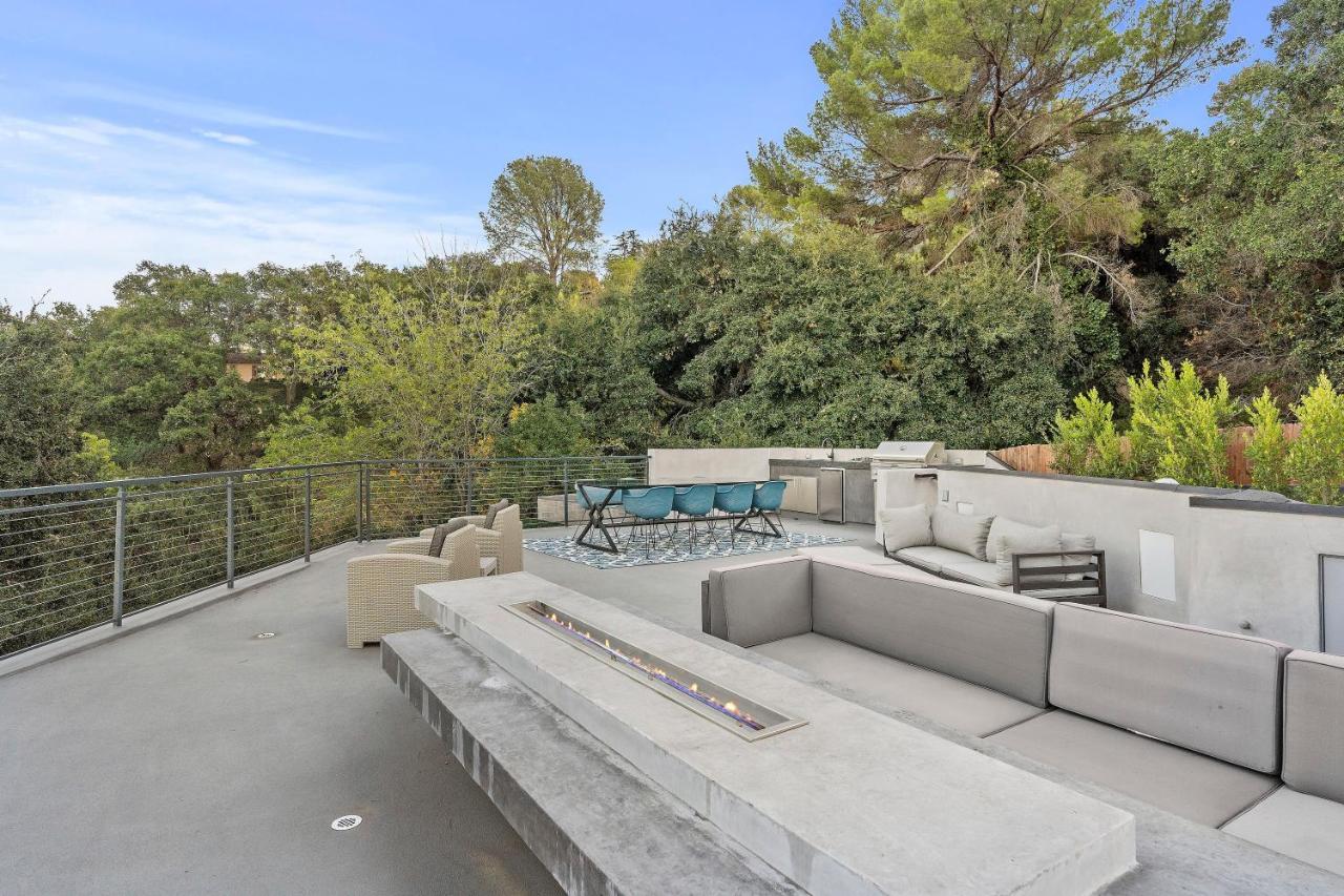 Luxury Hilltop Retreat: Private With Multi-level Rooftop, Infinity Pool, Jacuzzi, Outdoor Kitchen, Outdoor Movie Screen Villa Los Angeles