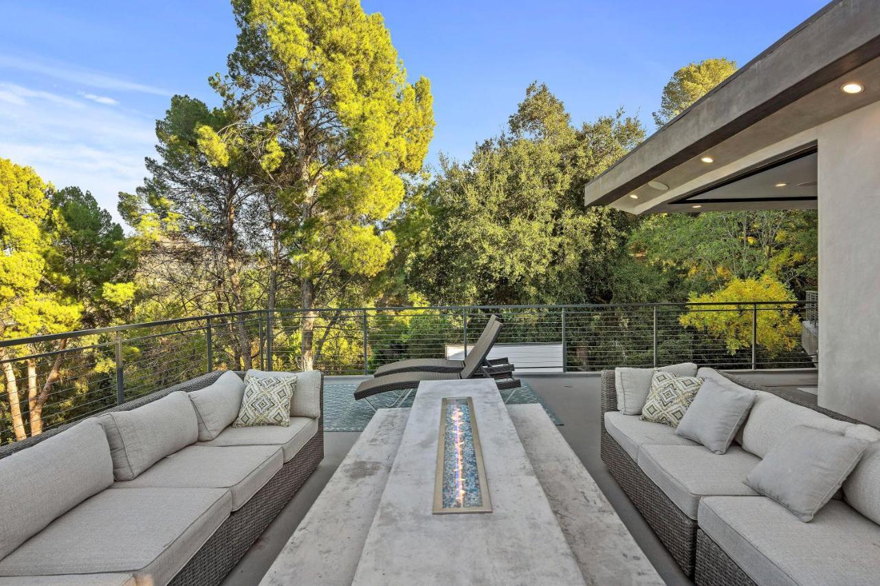 Villa Luxury Hilltop Retreat: Private With Multi-level Rooftop, Infinity Pool, Jacuzzi, Outdoor Kitchen, Outdoor Movie Screen *