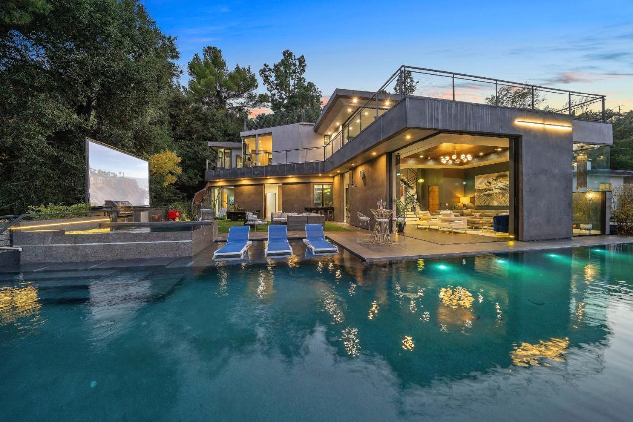 Luxury Hilltop Retreat: Private With Multi-level Rooftop, Infinity Pool, Jacuzzi, Outdoor Kitchen, Outdoor Movie Screen Villa *