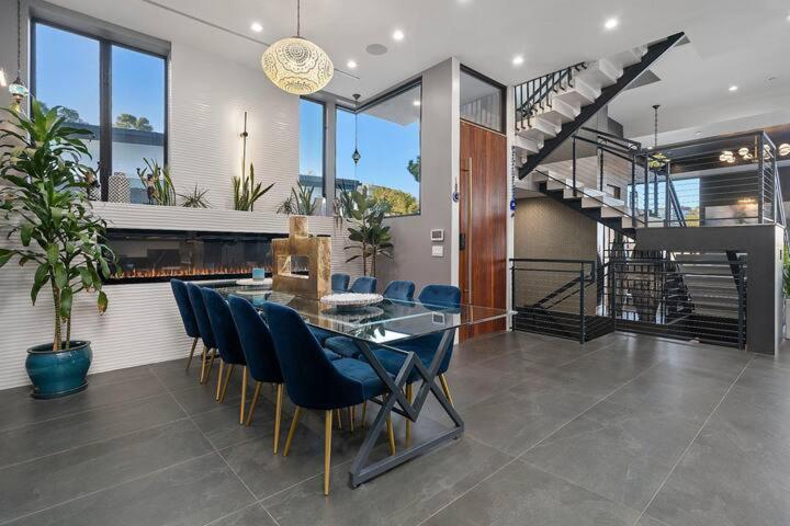 Villa Luxury Hilltop Retreat: Private With Multi-level Rooftop, Infinity Pool, Jacuzzi, Outdoor Kitchen, Outdoor Movie Screen