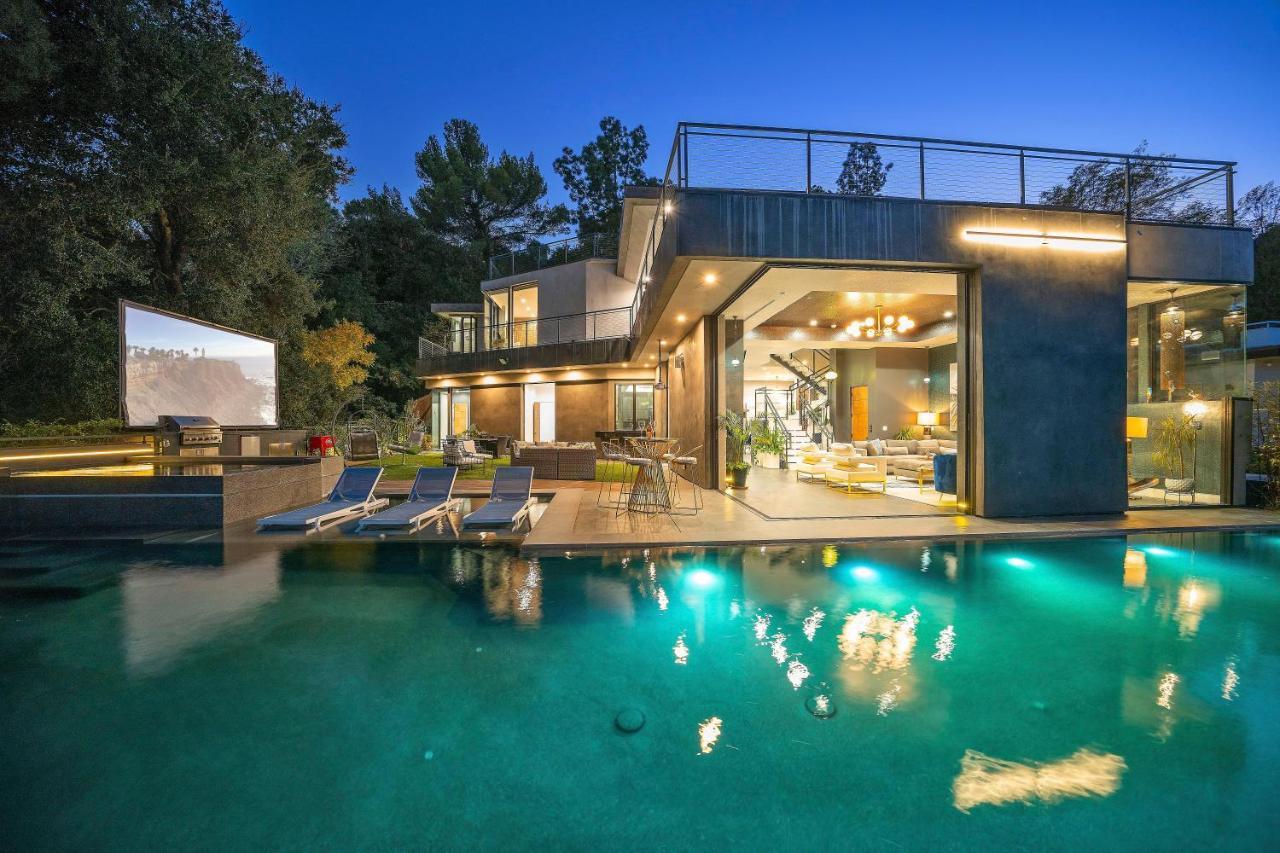 Luxury Hilltop Retreat: Private With Multi-level Rooftop, Infinity Pool, Jacuzzi, Outdoor Kitchen, Outdoor Movie Screen Villa