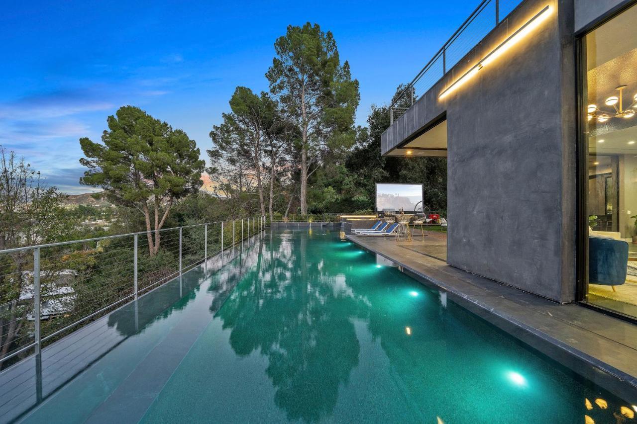 Luxury Hilltop Retreat: Private With Multi-level Rooftop, Infinity Pool, Jacuzzi, Outdoor Kitchen, Outdoor Movie Screen