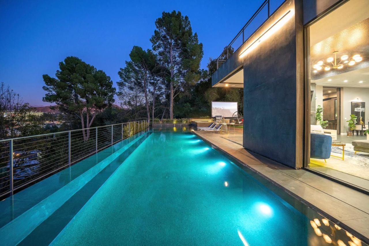 Villa Luxury Hilltop Retreat: Private With Multi-level Rooftop, Infinity Pool, Jacuzzi, Outdoor Kitchen, Outdoor Movie Screen