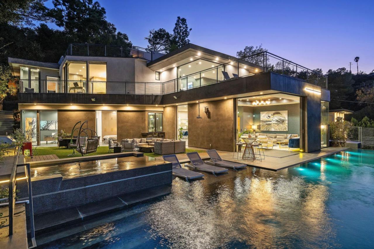 Luxury Hilltop Retreat: Private With Multi-level Rooftop, Infinity Pool, Jacuzzi, Outdoor Kitchen, Outdoor Movie Screen Villa