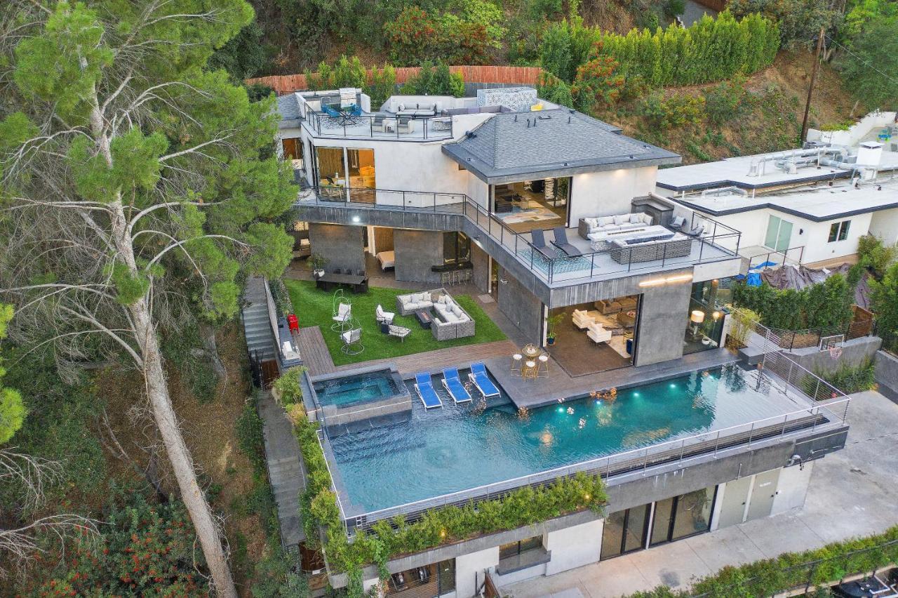 Luxury Hilltop Retreat: Private With Multi-level Rooftop, Infinity Pool, Jacuzzi, Outdoor Kitchen, Outdoor Movie Screen