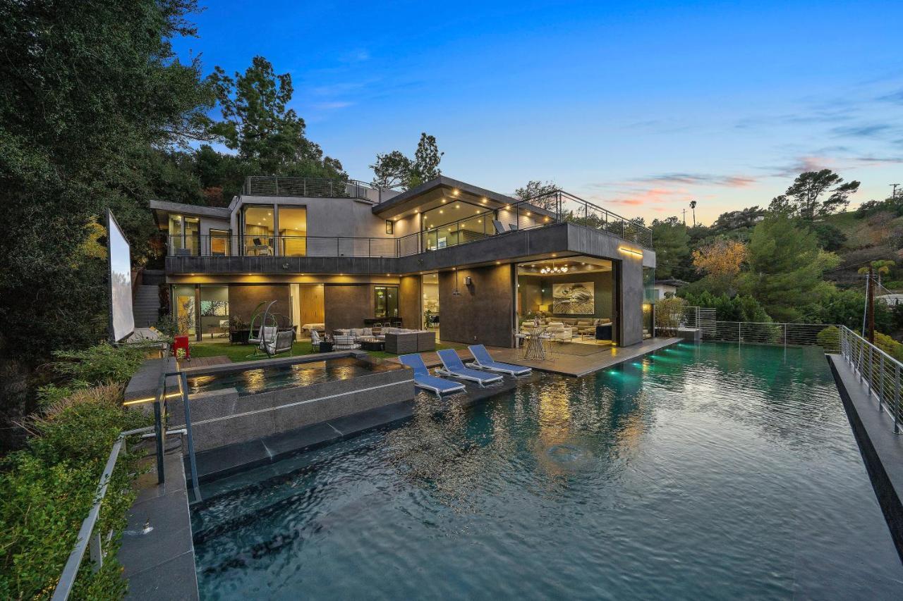 Villa Luxury Hilltop Retreat: Private With Multi-level Rooftop, Infinity Pool, Jacuzzi, Outdoor Kitchen, Outdoor Movie Screen *