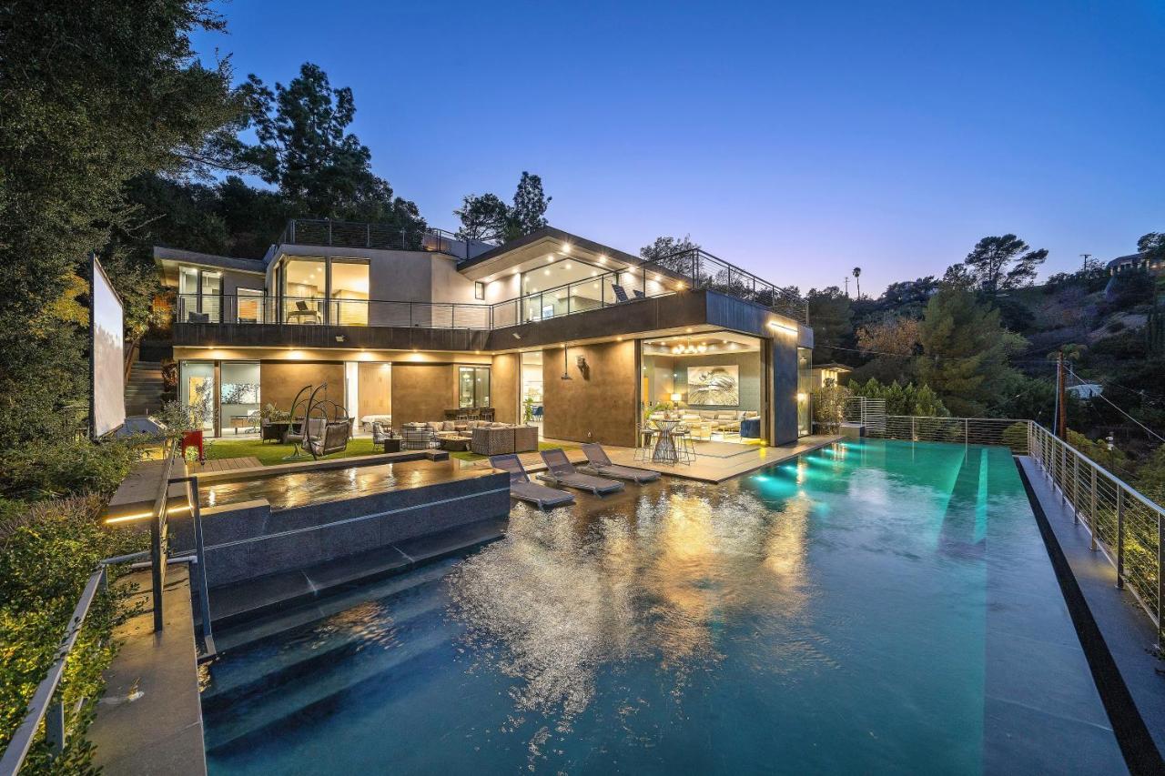 Luxury Hilltop Retreat: Private With Multi-level Rooftop, Infinity Pool, Jacuzzi, Outdoor Kitchen, Outdoor Movie Screen Villa *