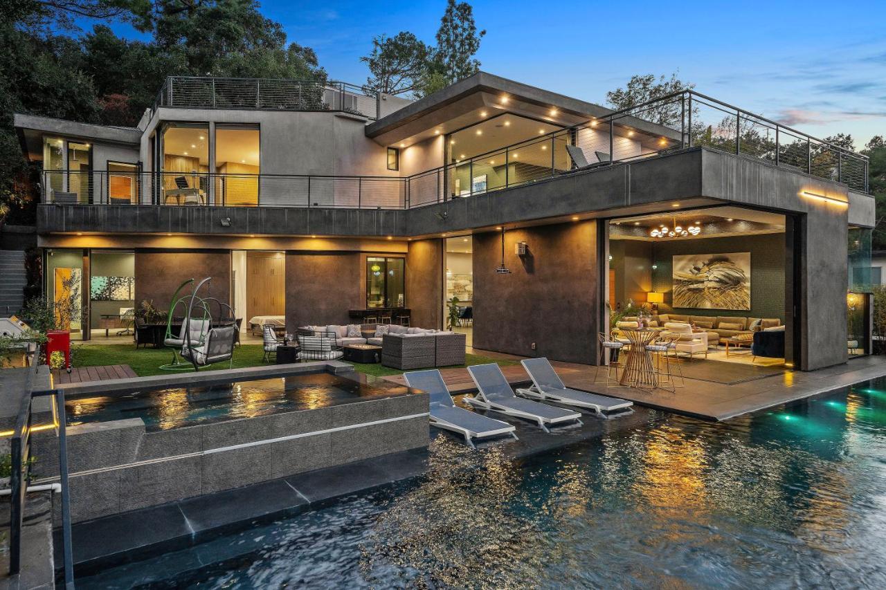 Luxury Hilltop Retreat: Private With Multi-level Rooftop, Infinity Pool, Jacuzzi, Outdoor Kitchen, Outdoor Movie Screen Villa